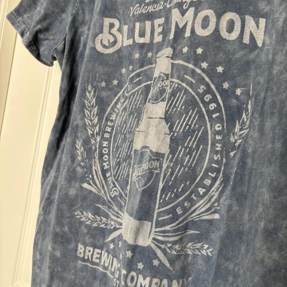 Lucky Blue Moon Officially Branded Women's Fitted T-Shirt Size Medium - Picture 3 of 5